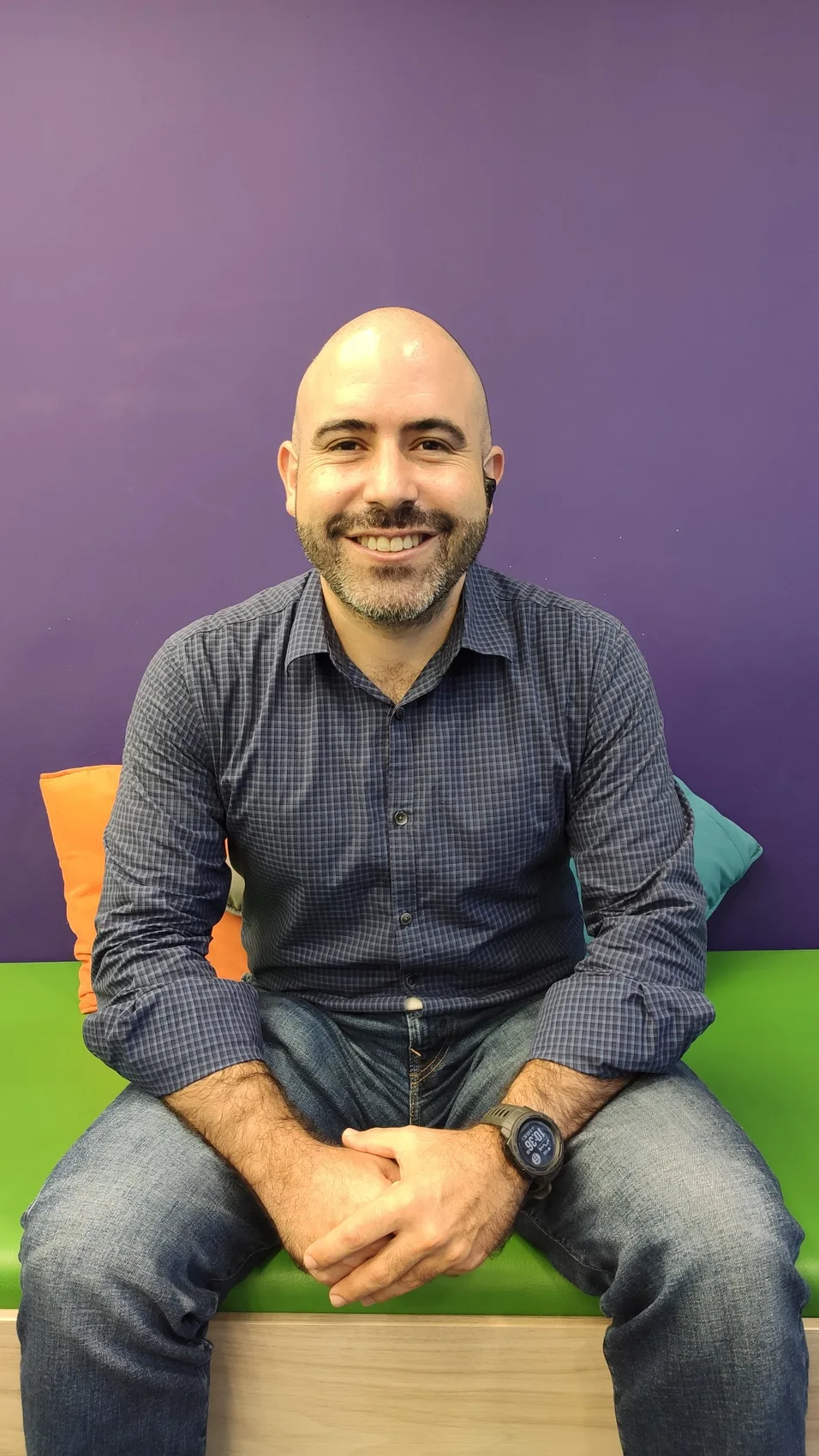 Retrato de Juan Pablo sentado, sonriendo