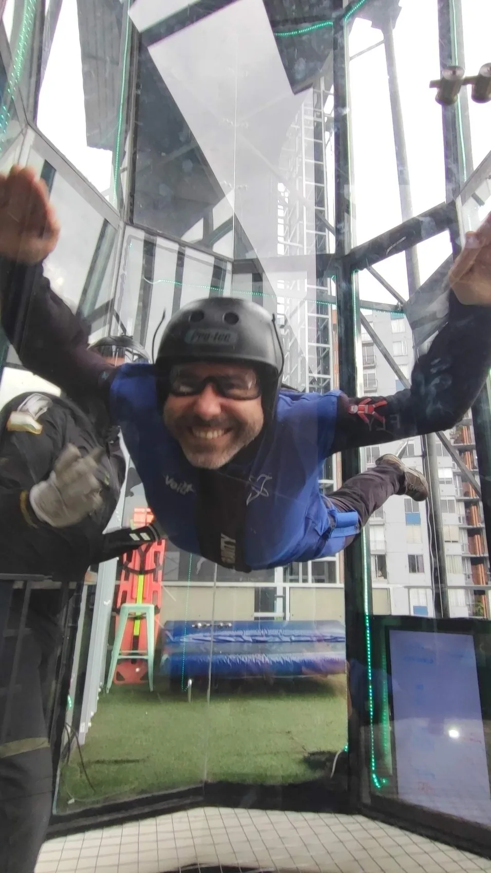 Juan Pablo experimentando el vuelo en un túnel de viento de caída libre